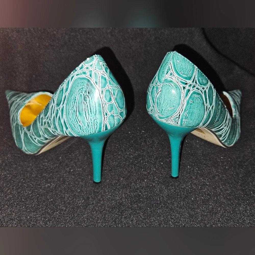 Pierre Dumas Teal Faux Leather Croc-Texture Dramatic Pointed Toe Pumps -Size 7.5